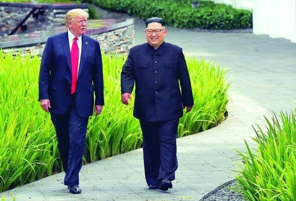 2018年6月12日、シンガポールでの1回目の朝米首脳会談での金正恩国務委員長と米国のドナルド・トランプ大統領=ハンギョレ資料写真