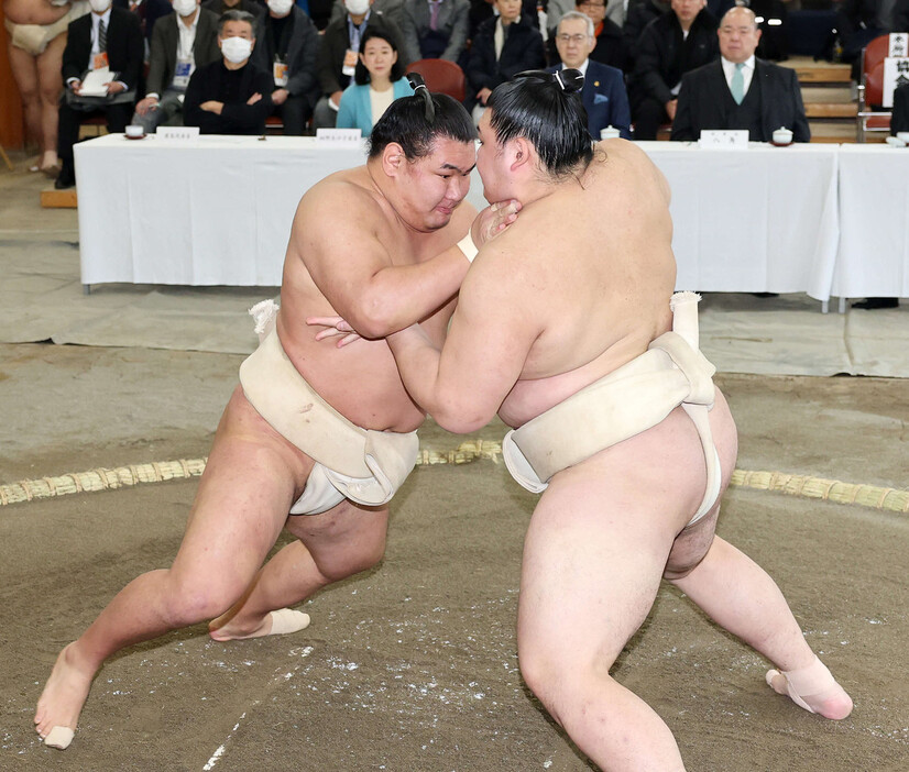 横綱審議委員による稽古総見で大の里（右）と相撲を取る豊昇龍＝６日、東京・両国国技館（代表撮影）