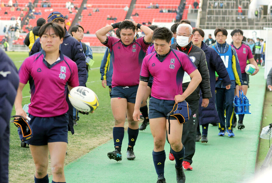 桐蔭学園に敗れ、がっくりと引き上げる国学院栃木フィフティーン（カメラ・朝田　秀司）