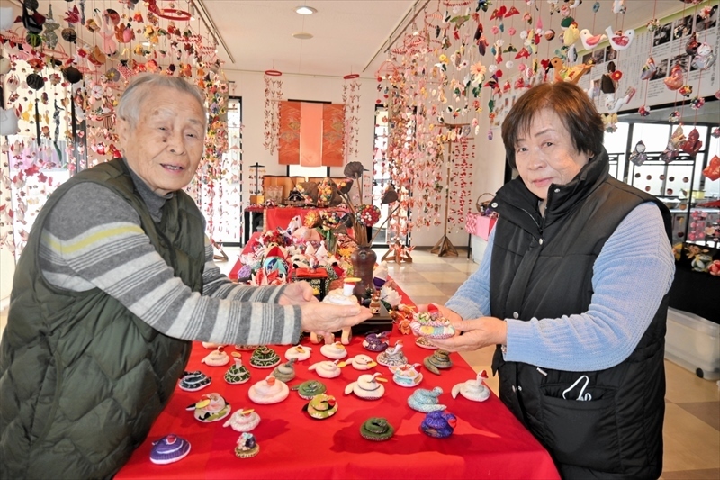 華やかでかわいらしい作品で心和ませてほしいとＰＲする小松さん（右）と小野さん