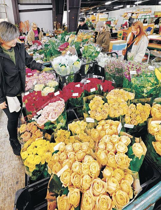 色鮮やかな花を買い付ける業者＝富山市公設地方卸売場