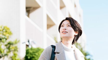 一日一日を精いっぱい生きていく。忙しい日々の中で見過ごしてしまっていることに、改めて目を向けてみませんか？（写真：nonpii / PIXTA）