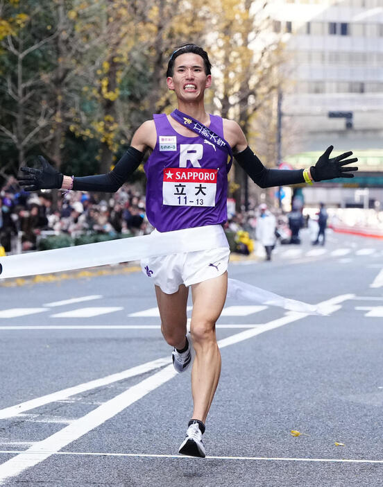 総合13位でゴールする立大10区永井