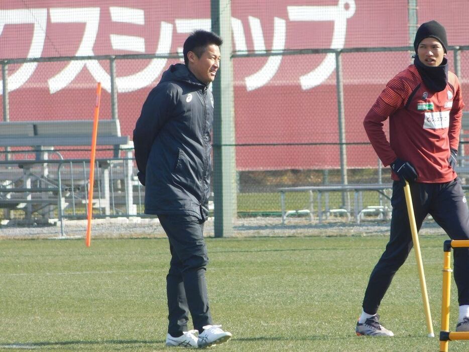 練習を見守る神戸の吉田監督（右は扇原）