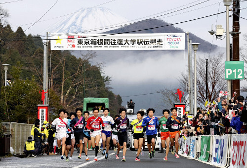 一斉に芦ノ湖をスタートする選手たち（昨年の第１００回箱根駅伝で）