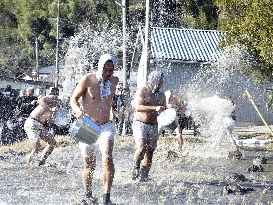 勢いよく水をかけ合う参加者＝1日、三春町