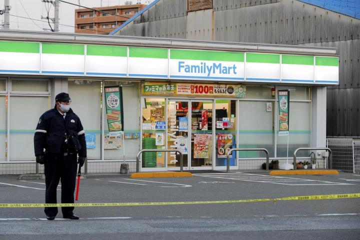 強盗未遂容疑事件が発生し、規制線が張られたファミリーマート店舗＝3日午前7時10分ごろ、松山市西垣生町