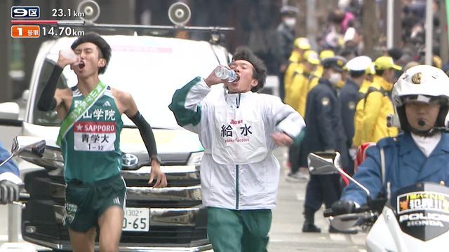 9区・田中悠登選手は給水係の片山宗哉選手と乾杯