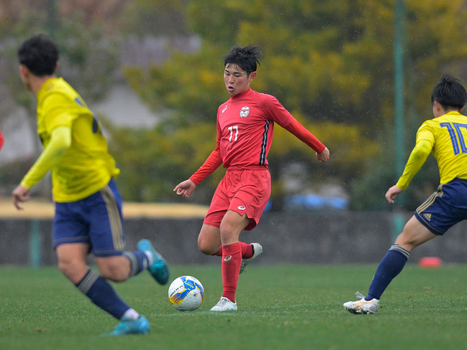 東山高MF雪本迅之助(2年=ゼッセル熊取出身)は攻撃の中心として奮闘(Koki NAGAHAMA/GEKISAKA)