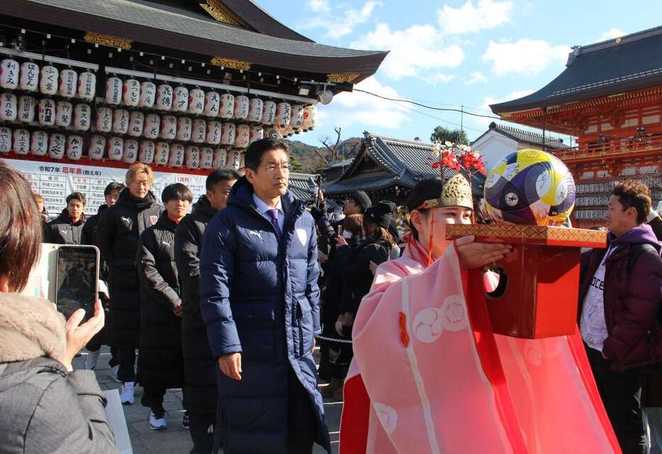 必勝祈願で八坂神社を訪れた京都サンガの選手ら＝8日、京都市東山区