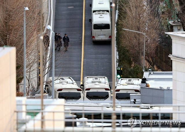 大統領公邸の敷地内にある道路をふさぐバス＝8日、ソウル（聯合ニュース）