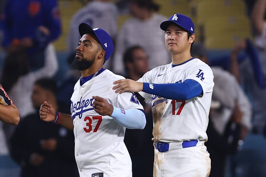 ヘルナンデス（左）と大谷は仲良しだ