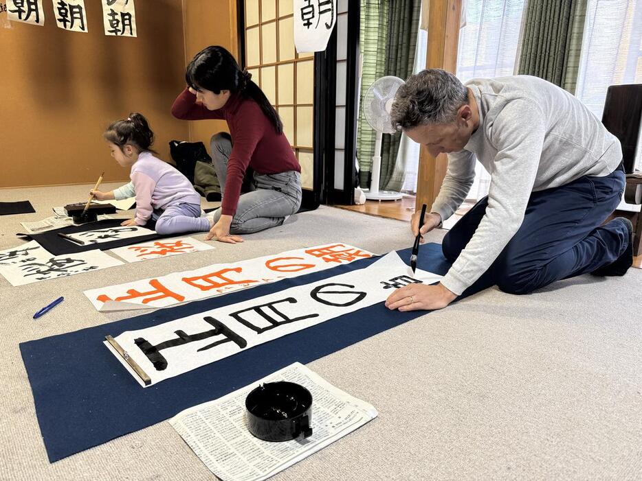 初めての書道に挑戦するファビアノ・リゲッティさんと娘のソフィアちゃん（写真提供＝光龍書道教室）