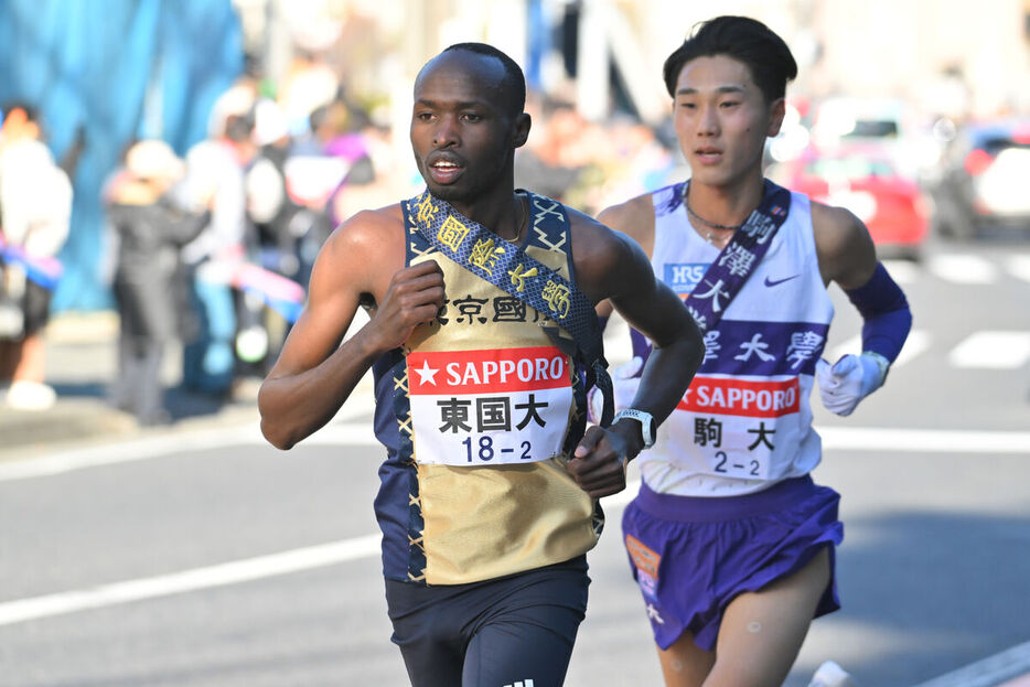 権太坂を駆け上がる東京国際大・エティーリと駒大・篠原倖太朗（カメラ・二川　雅年）