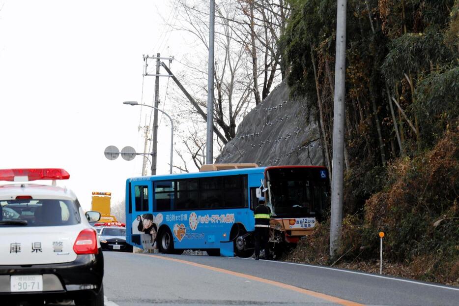 衝突事故を起こしたバス車両＝２日午後３時５５分、姫路市とたつの市の市境付近