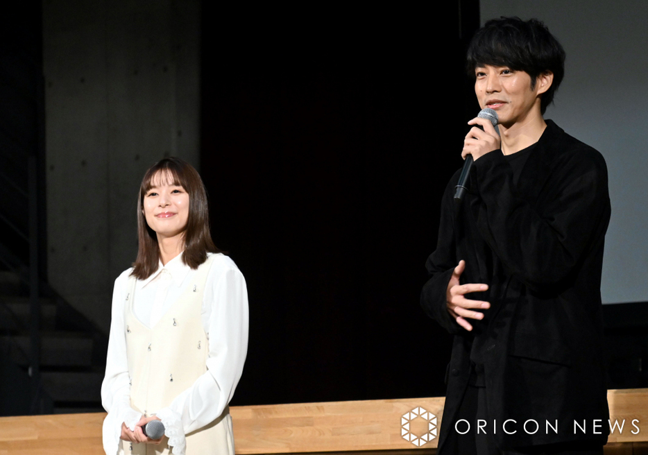 小学生たちに特別授業を行った（左から）芳根京子、松坂桃李 （C）ORICON NewS inc.