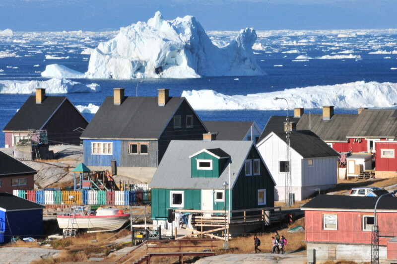 民家の間近に浮かぶ氷山。地元住民によると温暖化の影響で細かい無数の氷山が海面を埋め尽くすようになった＝グリーンランド西部イルリサットで2019年9月26日、賀有勇撮影