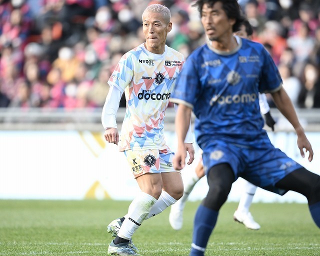 南雄太氏の引退試合ではFWでもプレーした菅野。25シーズンの札幌ではGKではなく「GP」だ。写真：鈴木颯太朗