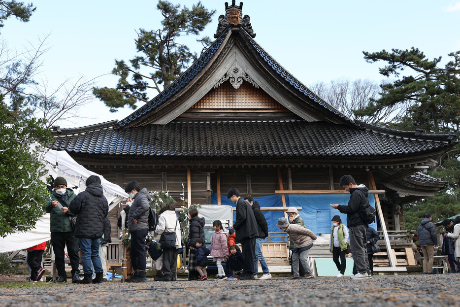 初詣の参拝に並ぶ人たち＝１日午後、石川県輪島市の重蔵神社