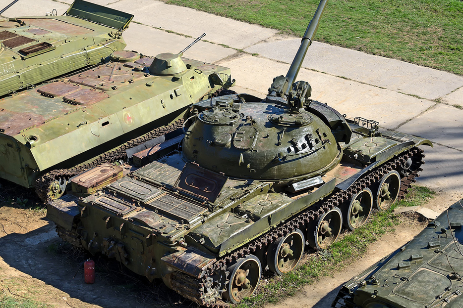 錆びついた古い旧ソ連製T-62戦車。2015年5月、ロシア南部ロストフ州（vaalaa / Shutterstock.com）