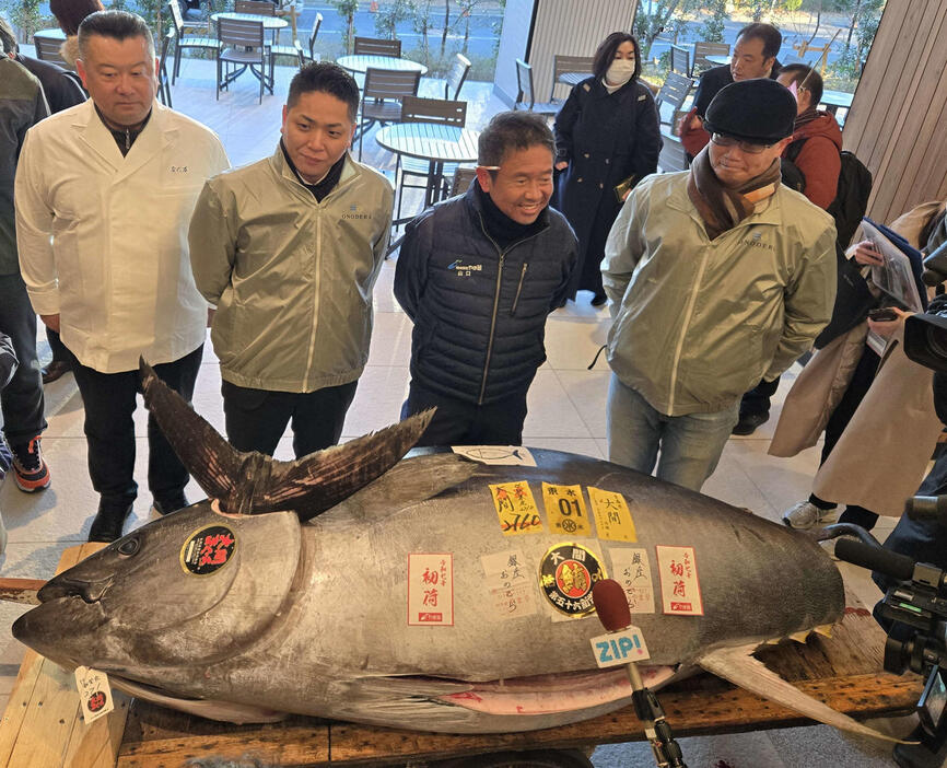 276キロのマグロを前にして左からなだ万の鈴木史調理本部長、おのでら長尾真司社長、「やま幸」山口幸隆社長、おのでら坂上暁史料理長（撮影・寺沢卓）