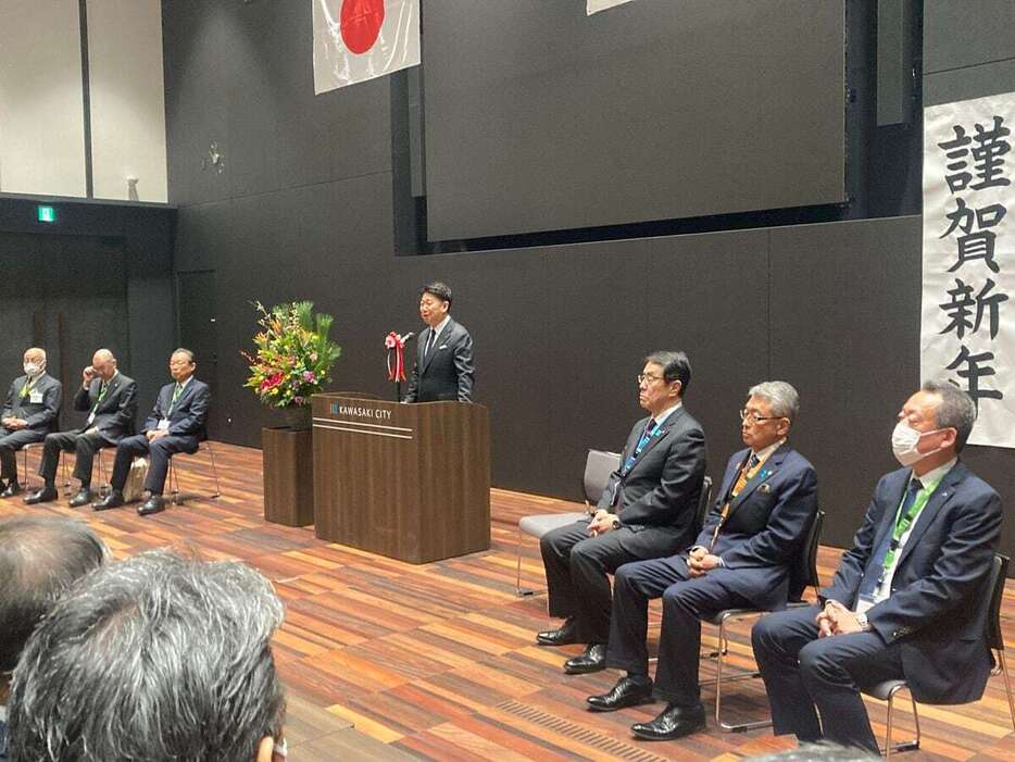 職員に年頭のあいさつをする川崎市の福田紀彦市長（中央）＝6日、川崎市役所（橋本謙太郎撮影）