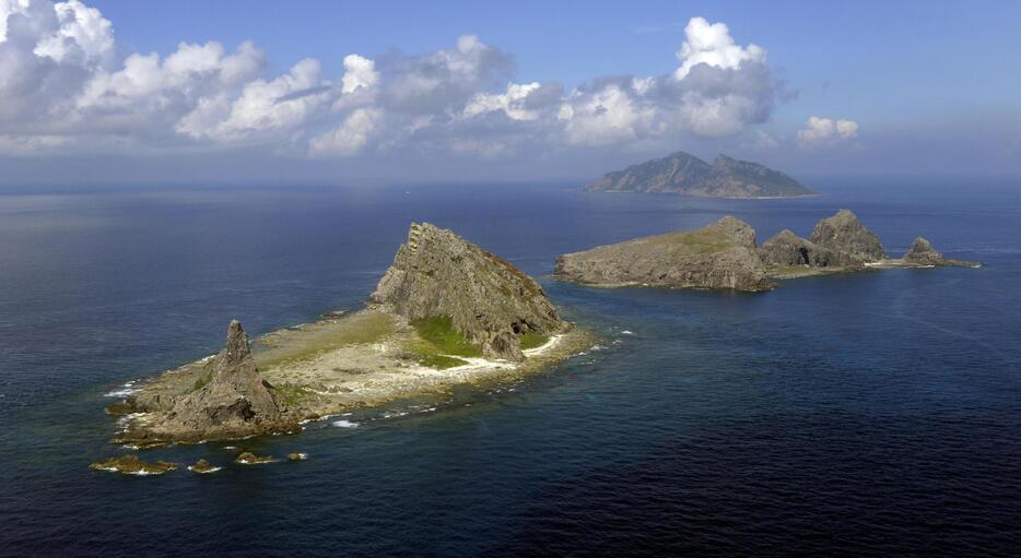 沖縄県・尖閣諸島。手前から南小島、北小島、魚釣島＝2013年