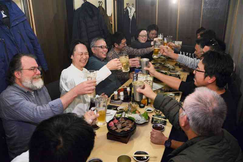 居酒屋「ふぅ凛」で開いた忘年会で盛り上がる来店客＝2024年12月29日、菊陽町