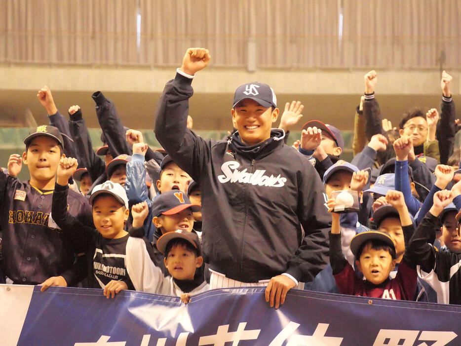 子どもたちと笑顔を見せるヤクルト奥川（撮影・上田悠太）