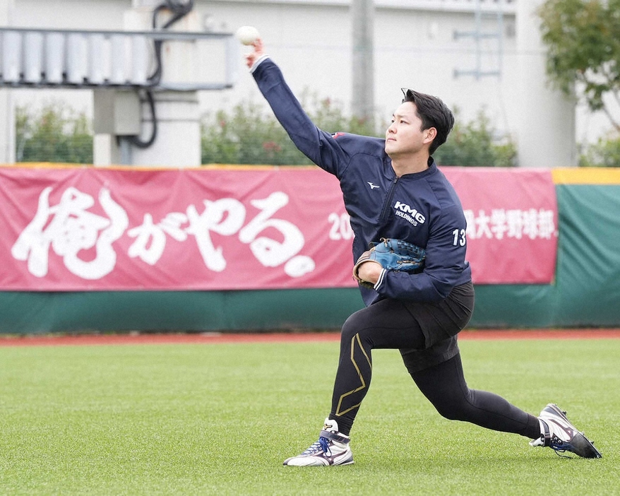 キャッチボールする阪神ドラフト3位の木下（撮影・岡田　丈靖）