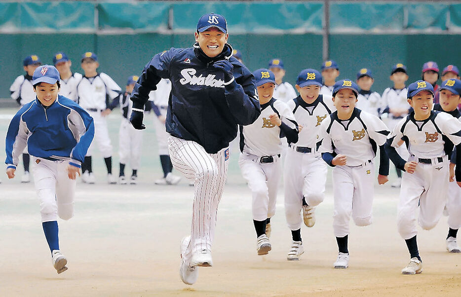 ふるさと石川の球児と走る奥川投手＝小松市のこまつドーム