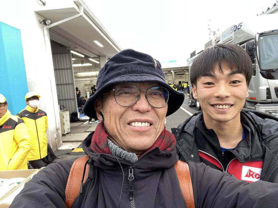 戸塚中継所で関東学生連合9区古川大晃（東大大学院＝右）と写真に納まる八田秀雄東大大学院教授（本人提供）