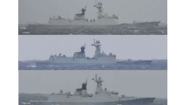 12月22日に海警と共同航行する中国海軍フリゲート艦（防衛省提供）