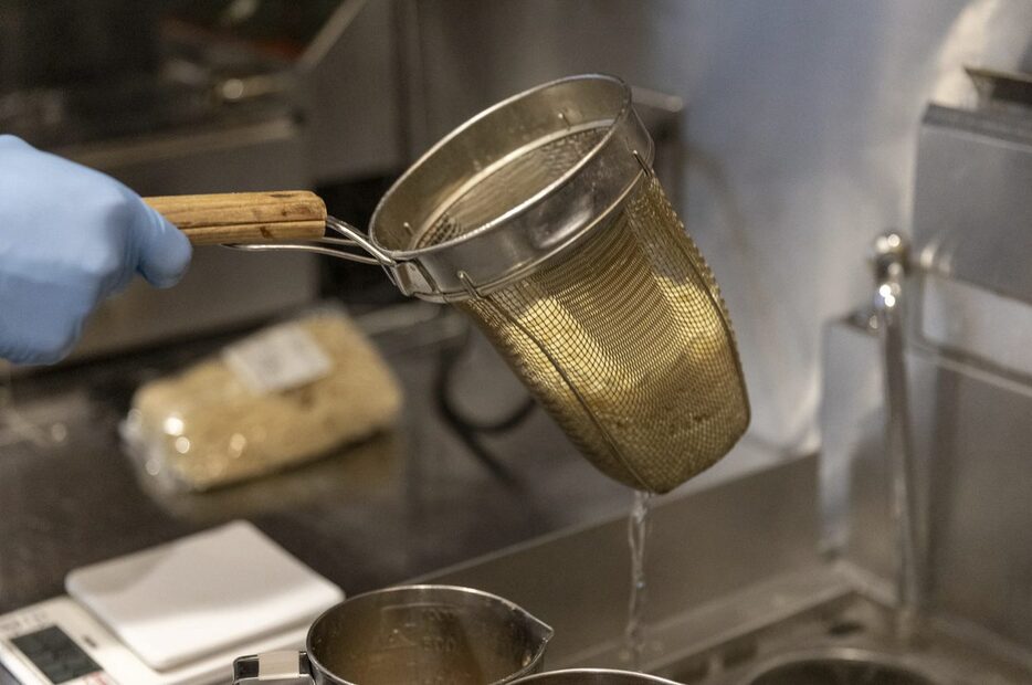 麺は泣く子も黙る「麺屋棣鄂」の、小麦ふすまの麺ストレート。なんと1.5玉まで同額なのだそう！