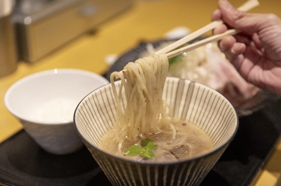 加水率高めの麺は、コシと喉越しが最高。噛むほどに小麦の旨みも感じられます