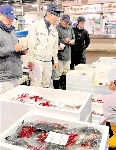 競り人の威勢のいい声が飛び交った水産物の初競り=1月5日、福井県福井市中央卸売市場