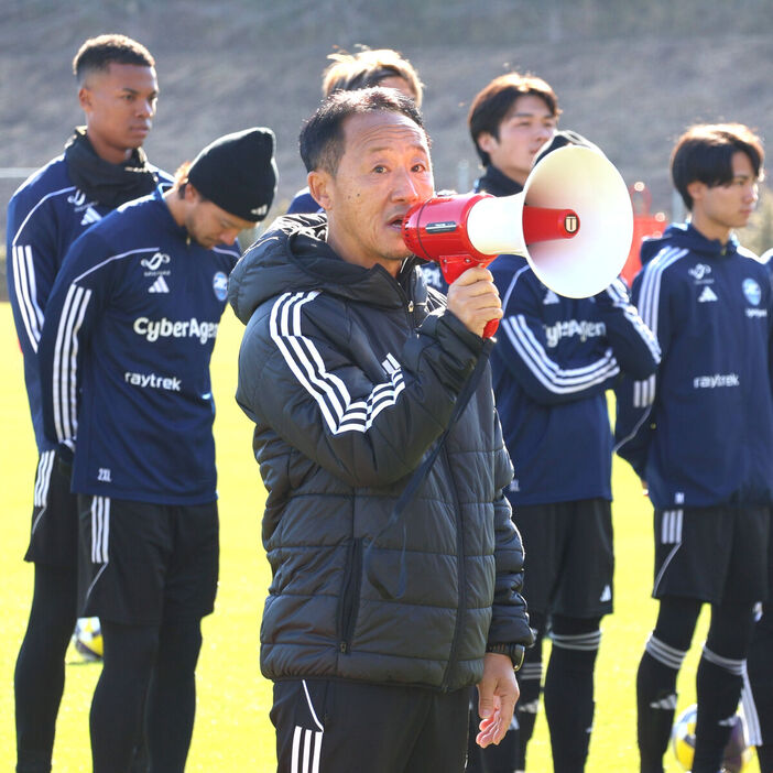 始動日にサポーターへあいさつする黒田剛監督（カメラ・浅岡諒祐）