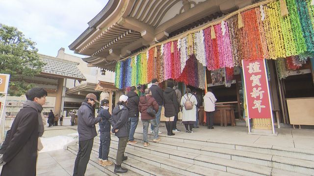 大勢の初詣客でにぎわう=1日午前8時半・佐佳枝廼社(福井市)