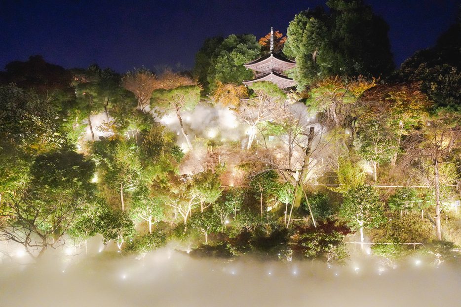 庭園中央の幽翠池の雲海に加え、新たに三重塔の前にも霧が出現