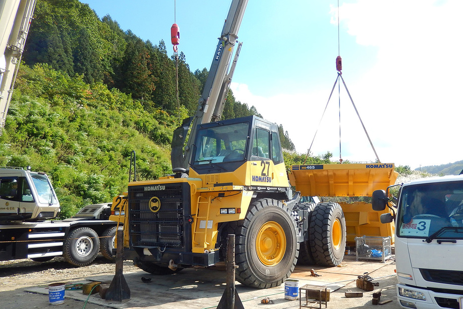 建設現場などで重い荷物を釣り上げて大活躍するクレーン車。その操作は免許を取得したプロが