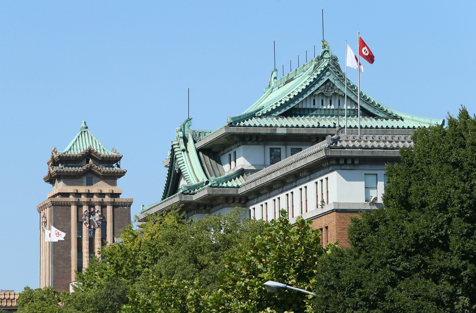 愛知県庁本庁舎（右）＝名古屋市中区