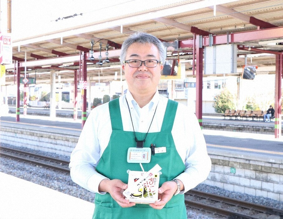 「とりめしが一番人気の駅弁です」と語るステーションビルＭＩＤＯＲＩ松本支店の笠井康晴支店長＝長野県塩尻市の塩尻駅で２０２４年１２月４日、高橋秀明撮影