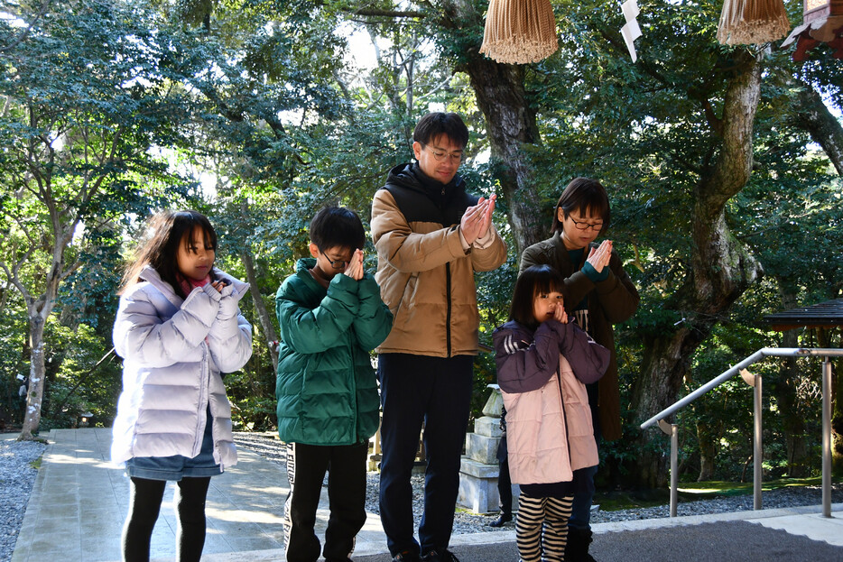 須須神社に初詣に訪れた地元の家族＝１日午前、石川県珠洲市