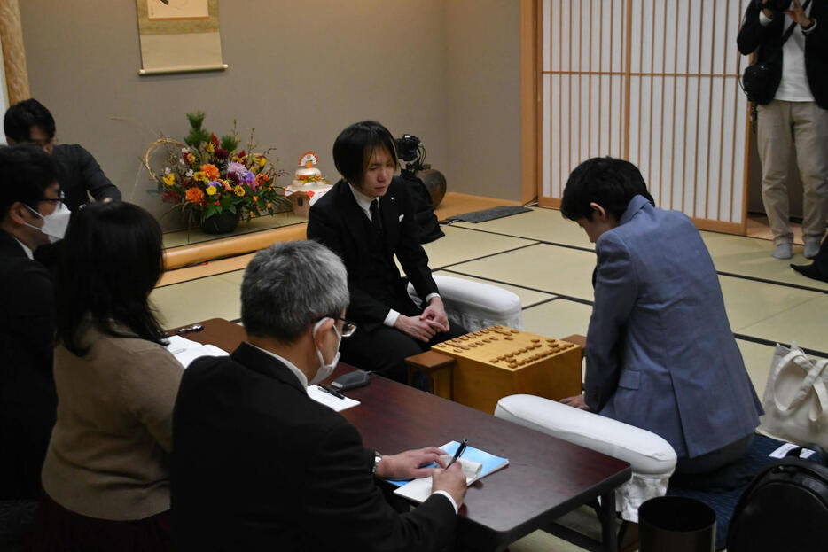 新将棋会館のこけら落としとして特別対局室で対戦した佐藤天彦九段（左）と中村太地八段（右）