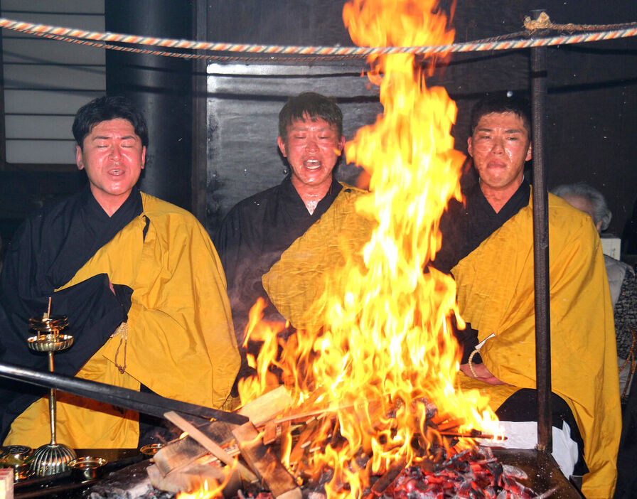 恒例の護摩行３日間の初日に臨んだ広島の（中央左から）会沢翼、堂林翔太、中村奨成