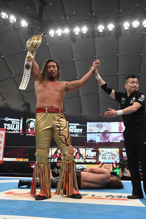 IWGP GLOBALヘビー級王座の初防衛に成功した辻【写真：(C)新日本プロレス】