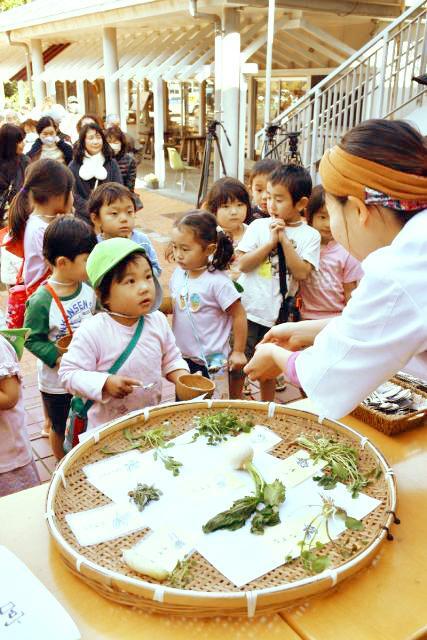 「七草の節句」の７日に行われた七草がゆの振る舞い