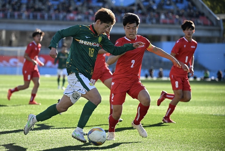 静岡学園―東福岡　前半、競り合う静岡学園・神吉（左）=U等々力