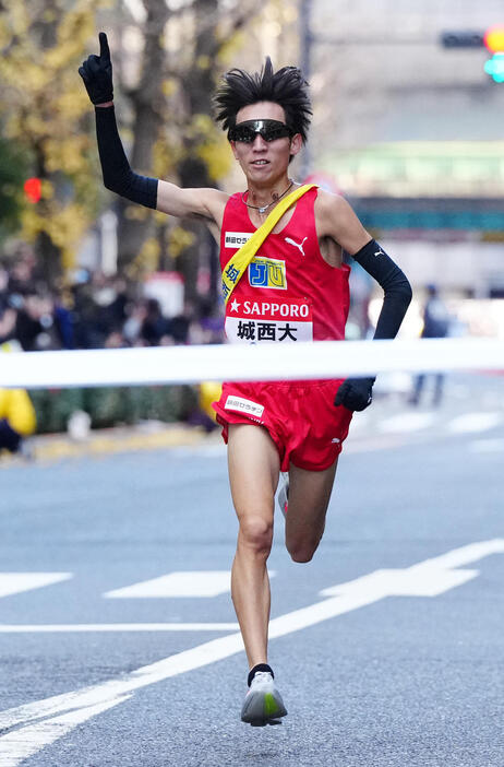 6位でゴールする城西大10区中島（撮影・江口和貴）