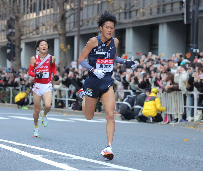 総合９位でゴールした東洋大１０区・薄根大河（右）（カメラ・山崎　賢人）